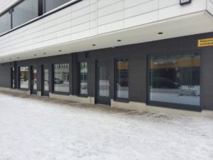 Liiketilojen näyteikkunat, ovet ja tuulikaapit
