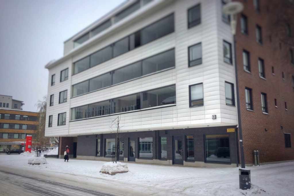 Liiketilojen näyteikkunat, ovet ja tuulikaapit