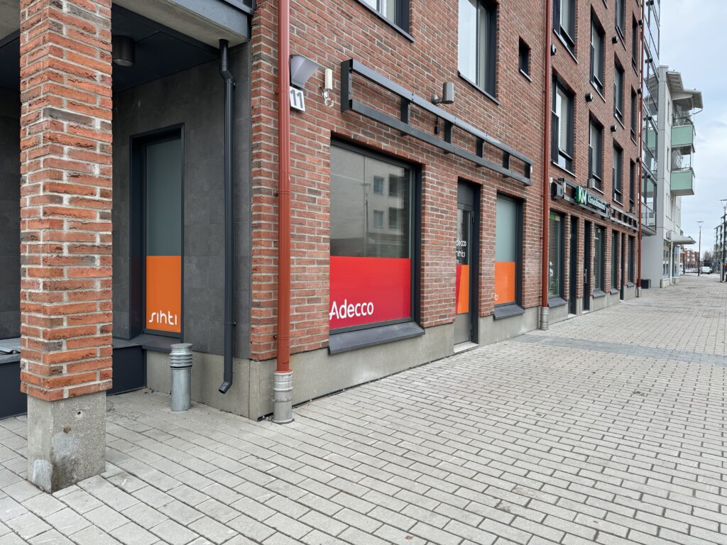 Liiketilojen näyteikkunat, ulko-ovet ja tuulikaapit