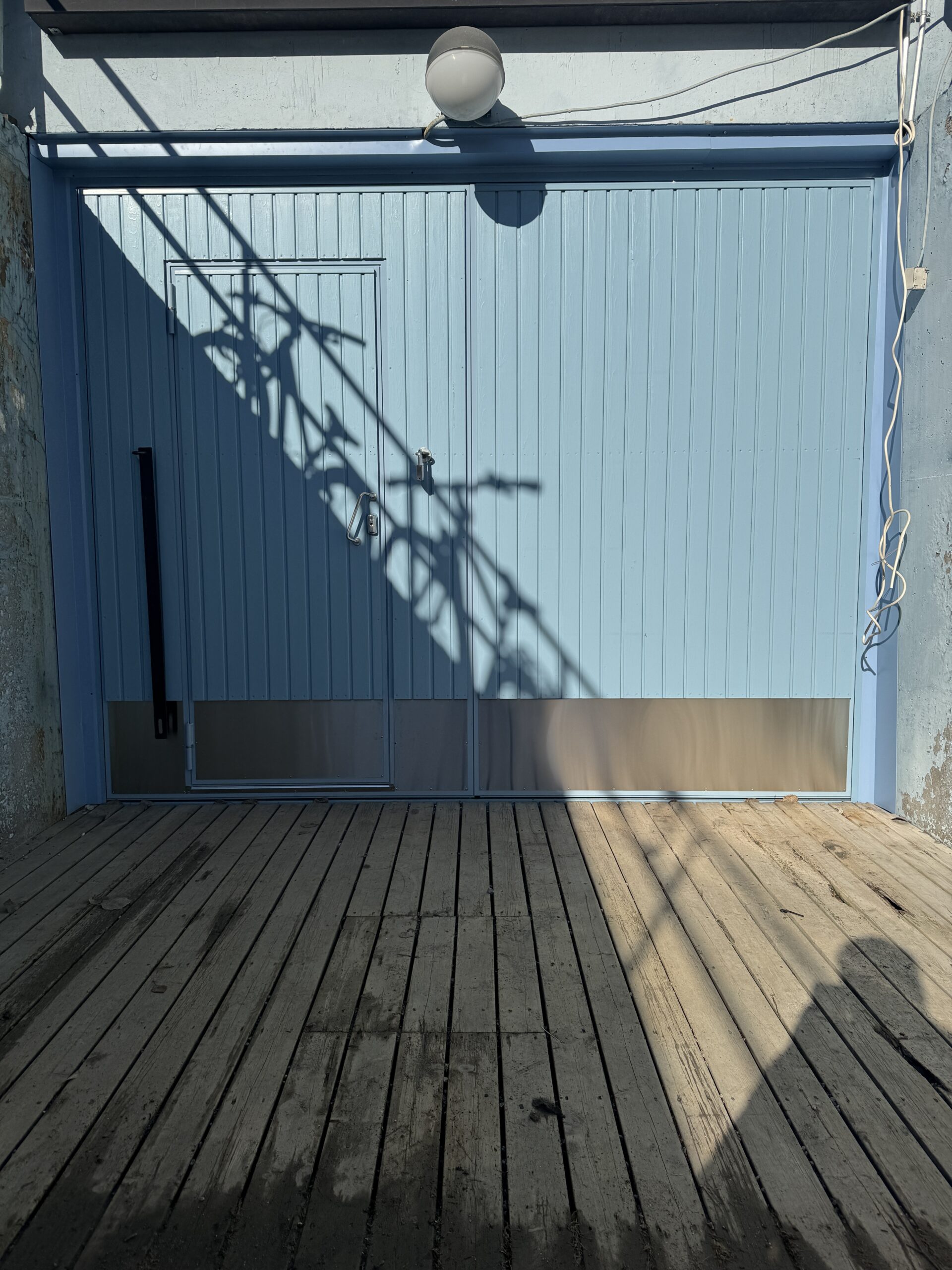 Perinteinen puupintainen tallinovi ja erikoisovi